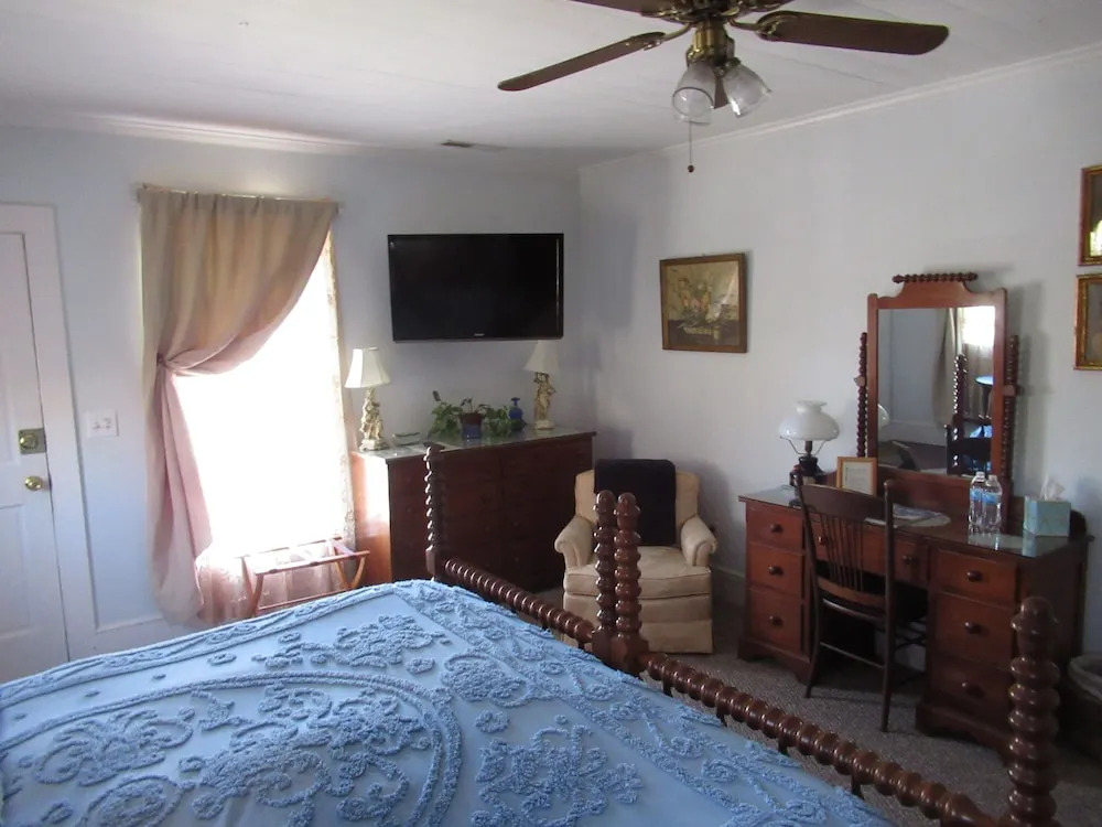 Carrier Houses Bed & Breakfast