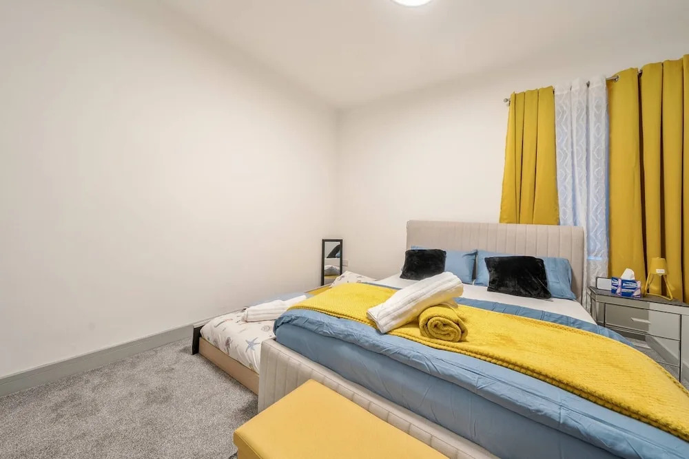 Contractor-friendly 2-bedroom House With Free Parking