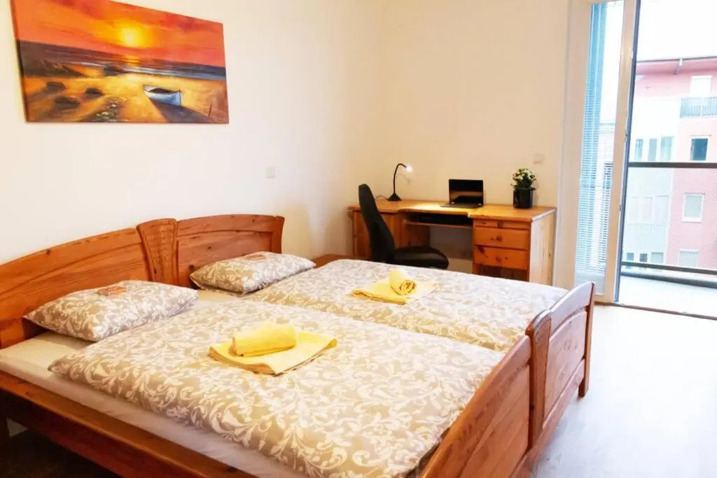 New, quiet flat next to U1, VIC, shopping mall,...