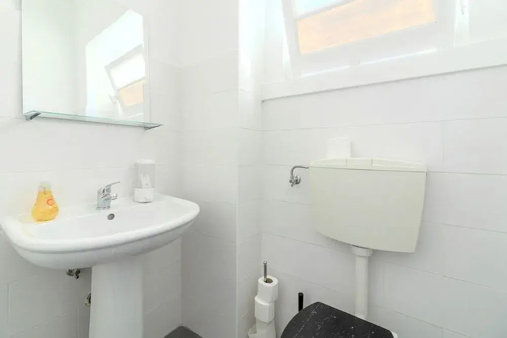 Brand new fully furnished hostel just 20 meters from Anjos metro station - 10