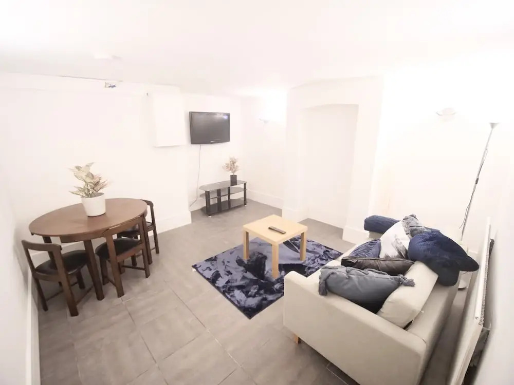 Lovely 6 bed Property Located Within Dudley