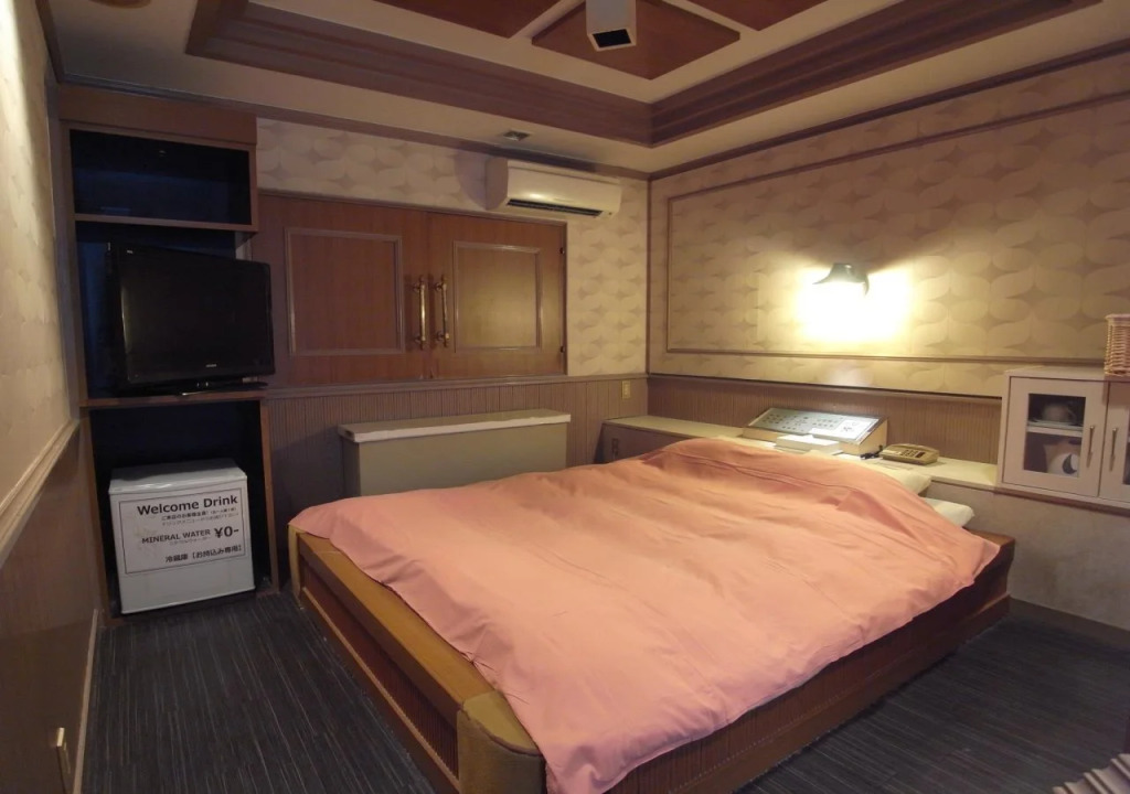 Hotel Tee (Adult Only)