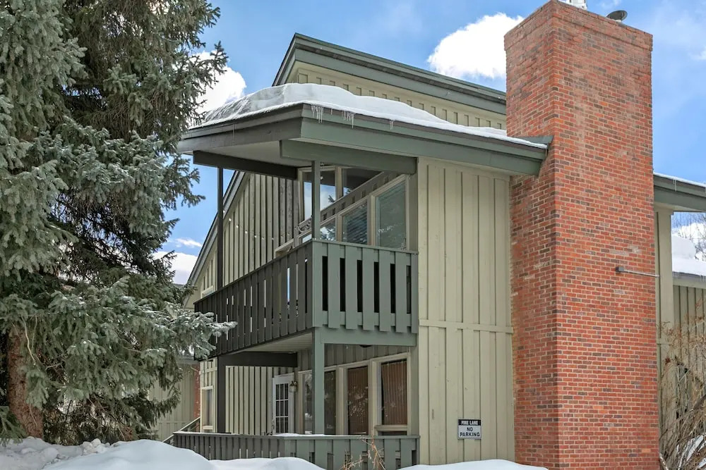 925 Red Sandstone 3 Bedroom Condo by RedAwning
