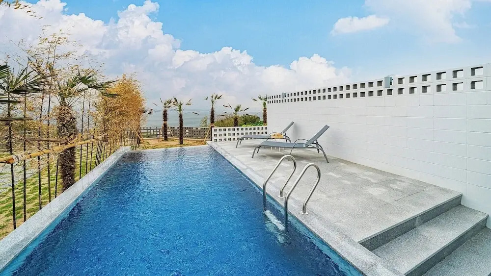 Uni’s Ocean Pool Villa