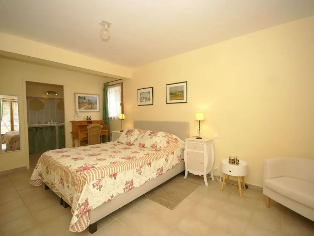 Peaceful Villa in Saint-Saturnin-lès-Apt with Swimming Pool