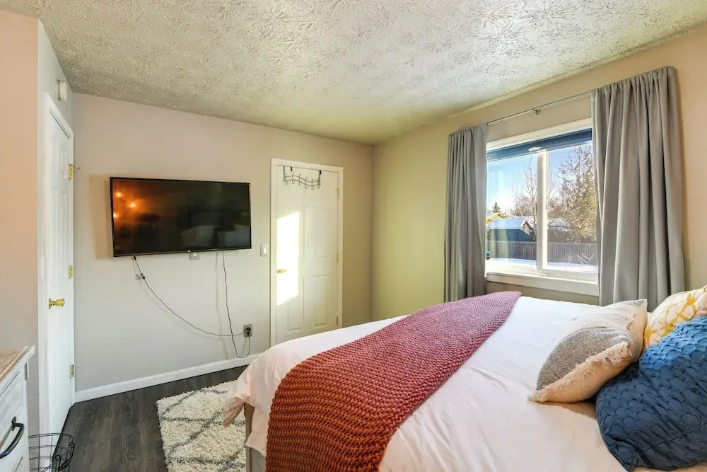 Updated Townhome: Near Airport & Shopping!