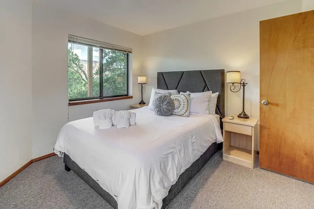 2 Mi to Uptown Sedona: Home w/ Hot Tub & Fire Pit!