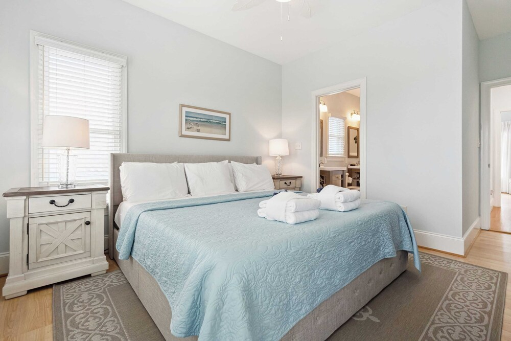 Oceanfront w/ Pool, Panoramic Deck Views, 5bdr Folly Ocean Breeze by Avantstay