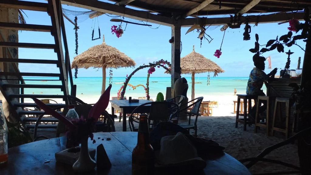 Private 2 bedrooms apt with WIFI only few steps to the beach