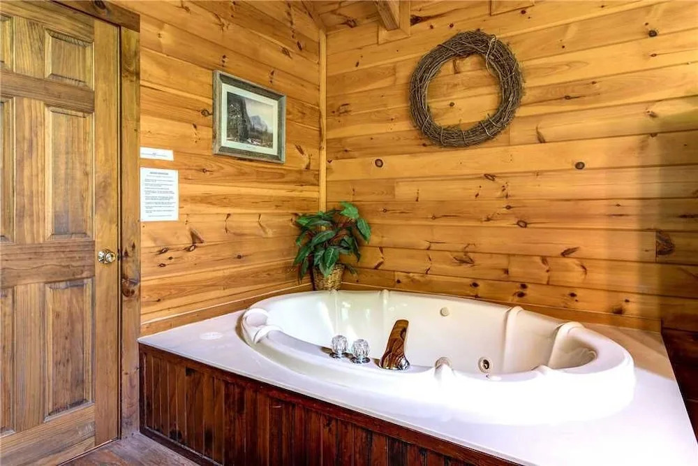 Fawn Cabin 1 Bedroom Home with Hot Tub