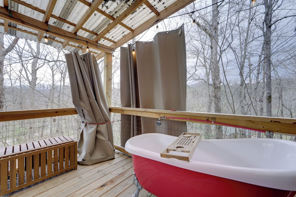 Cozy Cosby Couples Retreat: Fire Pit, Soaking Tub