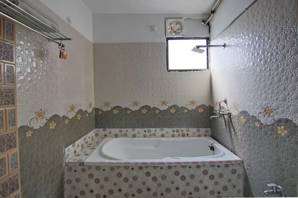 Treebo Green View, Noida