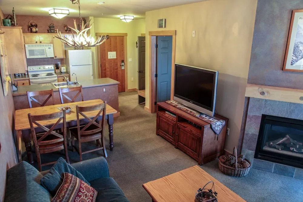 Sunstone 103 Updated Condo At Sunstone Lodge with Great Complex Amenities, near Ski-In Ski-Out by RedAwning