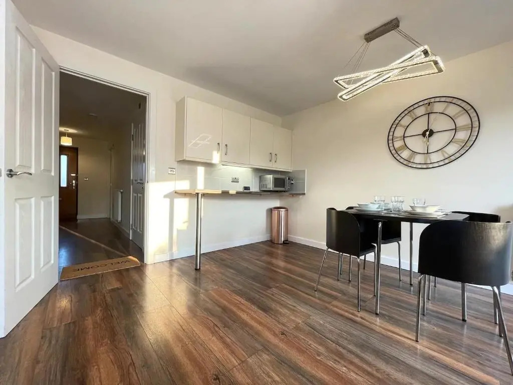 Lovely, stylish townhouse with free parking!