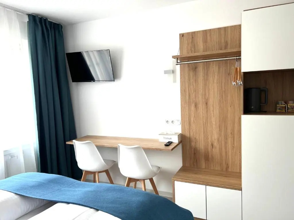 Hotel 83