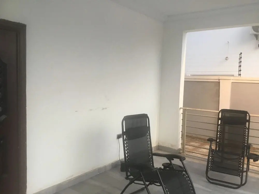 1 Bed Apartment Sleeps 2 - Parking Garden Wifi