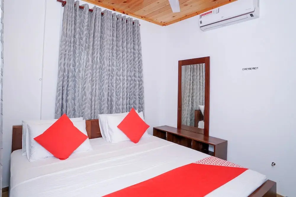 Oyo 390 Surf Sea Breeze Land Side