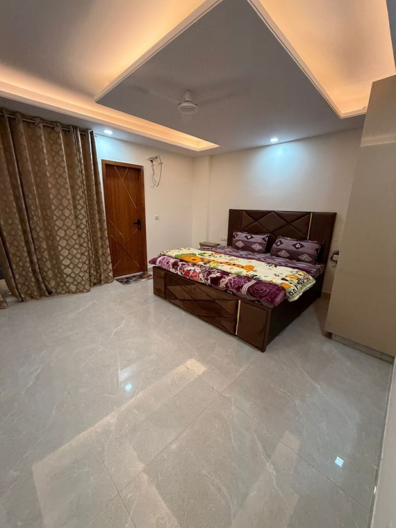 Stella Homestay Near Yashobhoomi with Rooftop