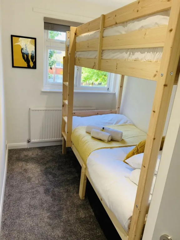 Spacious 3 Bedroom Home with Garden in Farnham