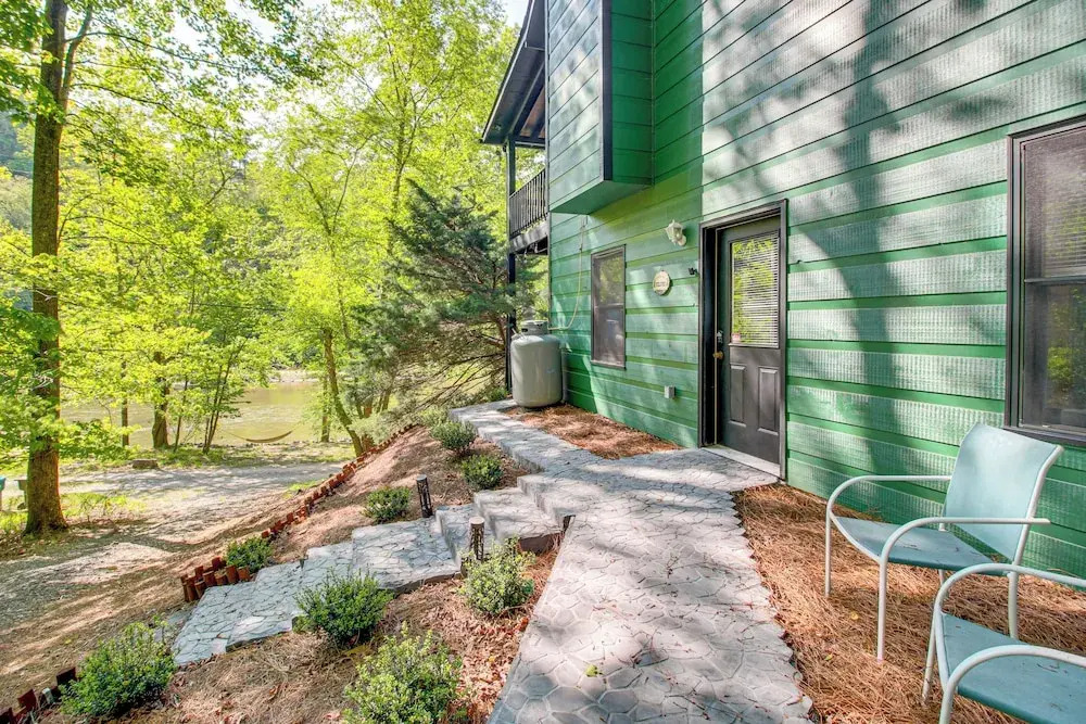The River Rest Ellijay Cabin w/ Hot Tub