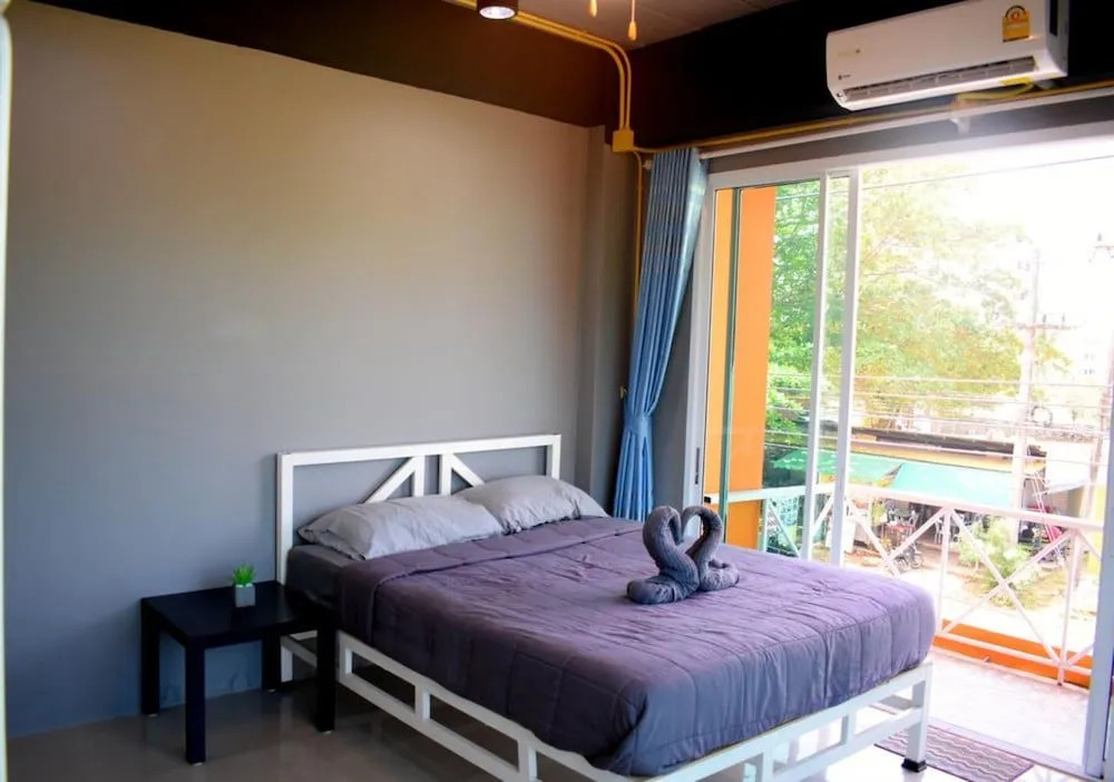 OYO 986 The Studio Kohchang