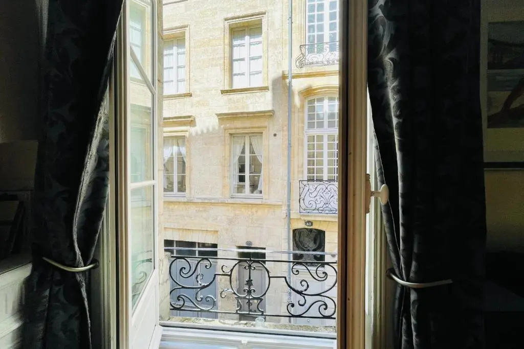 T4 apartment in the heart of old Bordeaux close to all amenities