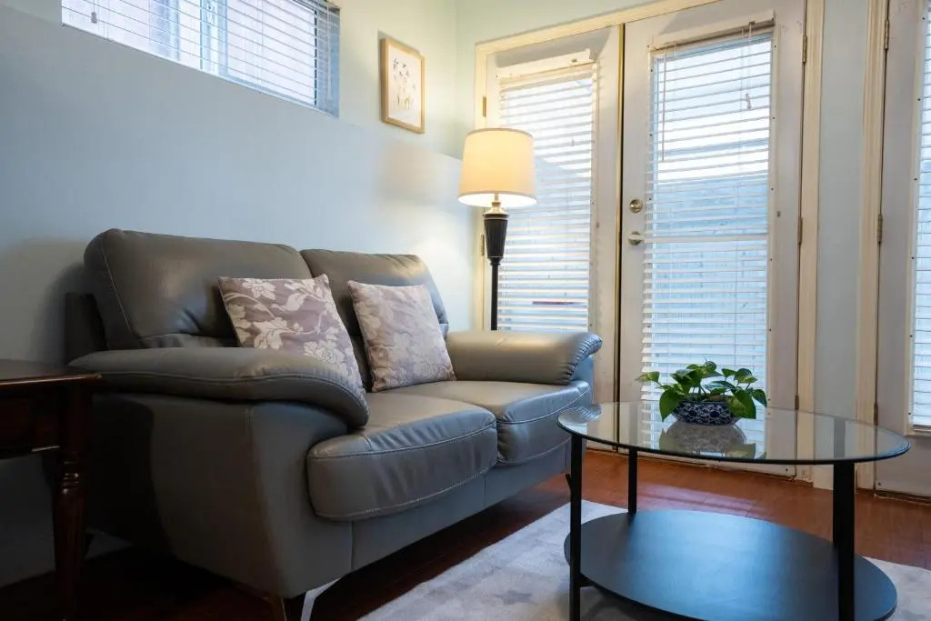Adorable 1-bedroom suit with independent entrance