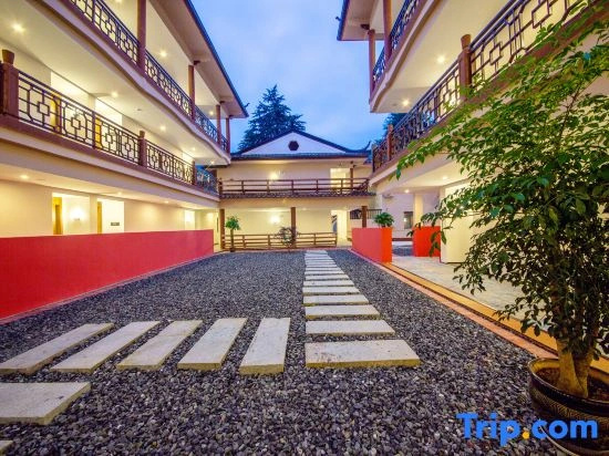Zhangjiajie Tianchong Yunhai Courtyard Hotel-At the East gate of Zhangjiajie National Forest Park English Butler, Free Luggage Storage, Tour Plan -reserve tickets for various scenic spots-Self-Service Laundry