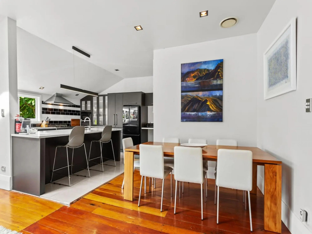 Charming Spacious Home In Birkenhead