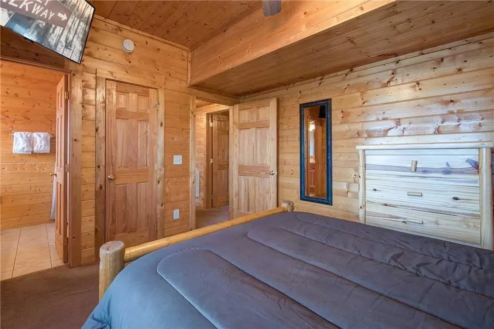 Suite Seasons 4 Bedroom Home with Hot Tub
