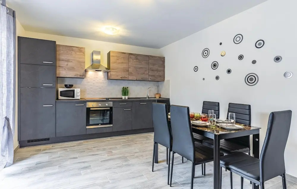 Awesome Home In Peruski With Wifi