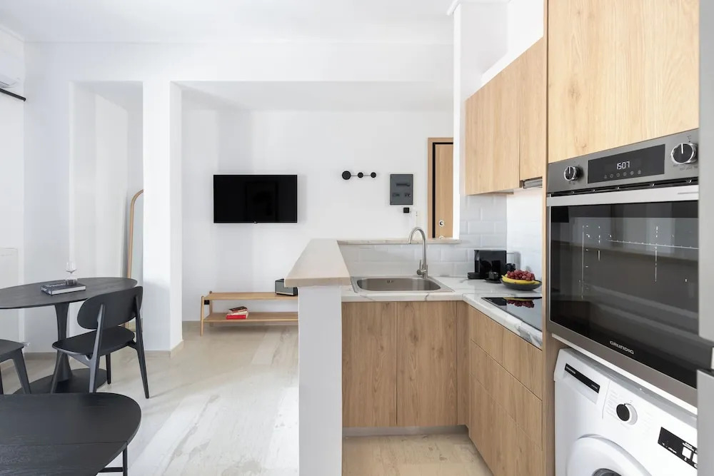 Elliot Neapoli, Athens