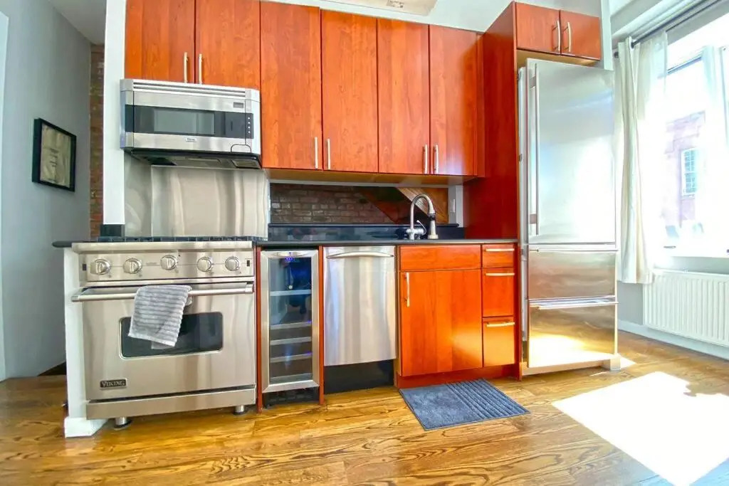 Beautiful 3 Bdrm 2 Bath Private Luxury Townhouse!