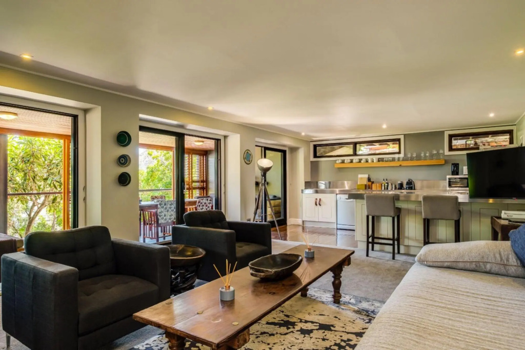 Beautiful 1 Bedroom Apartment With Private Balcony