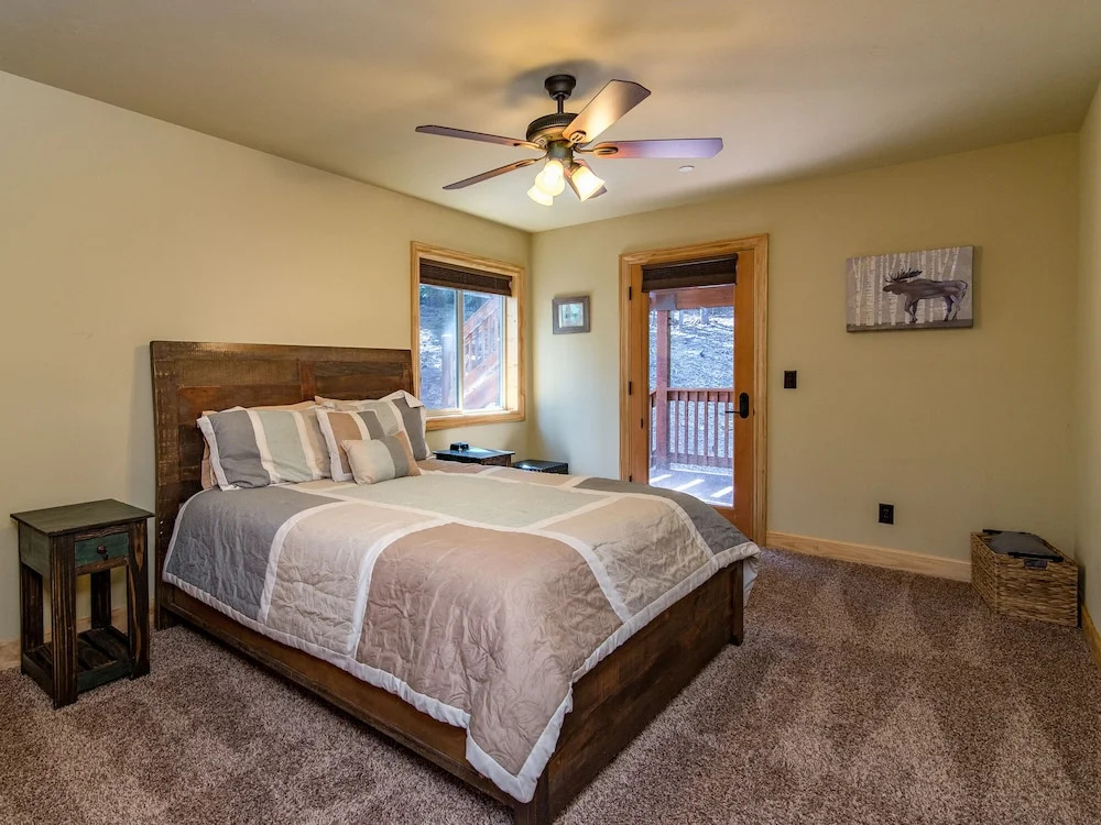 3br W/ Hot Tub, Fireplace, & Grill 3 Bedroom Home