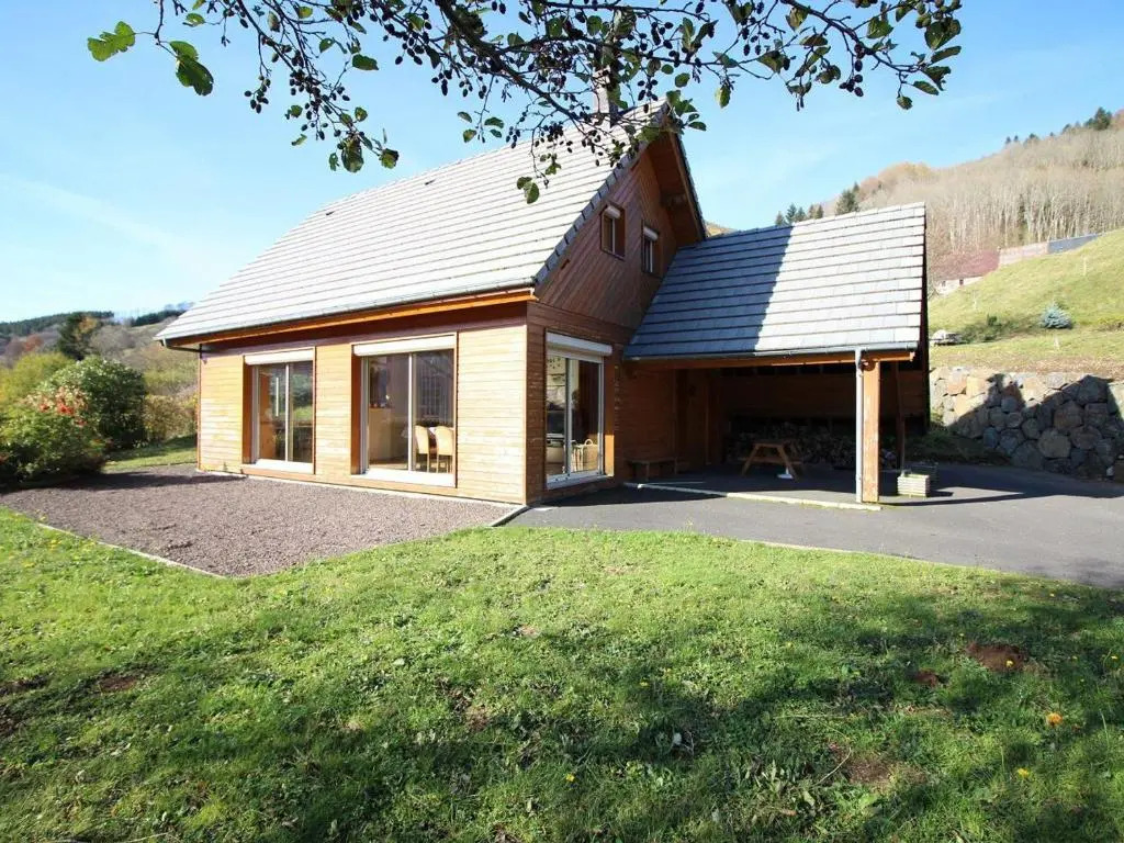 Chalet spacieux avec parking et WiFi au Mont Dore - FR-1-608-106