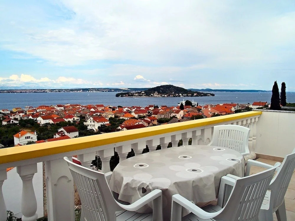Sea View Apartment Reno, Sleeps 5