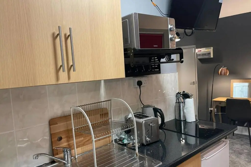 Spacious, Bright Twin Studio Apartment (can sleep up to 4)
