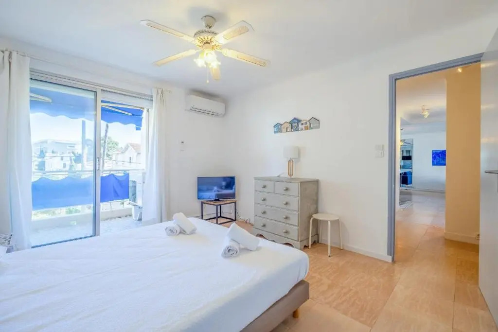 SERRENDY 2-bedroom apartment with terrace and parking only 100 meters