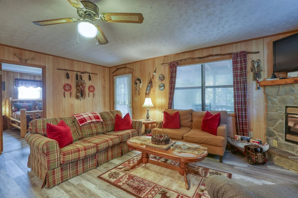 Wandering Creek - 2 Bedrooms, 1 Baths, Sleeps 6 Cabin by RedAwning