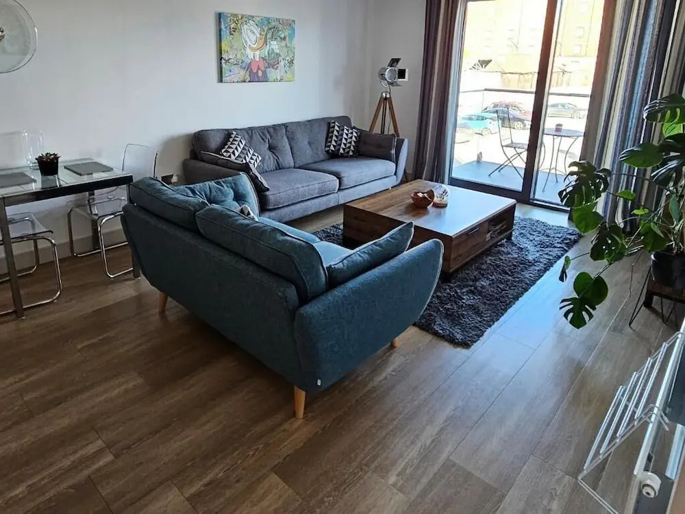 Beautiful 1 Bedroom Waterfront Apartment With Parking in Gloucester Docks