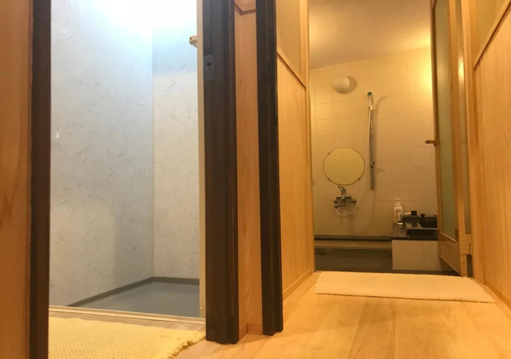 Waraku House