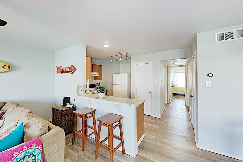 New Listing! Updated : Pool, 1 Block To Beach 2 Bedroom Condo