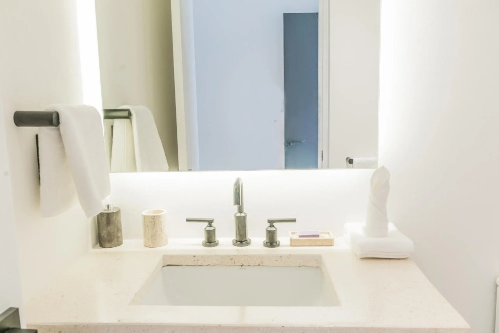 Modern & Stylish 1BR Apartment | La Veleta | Infinity Pool, Fitness Area & Rooftop Lounge