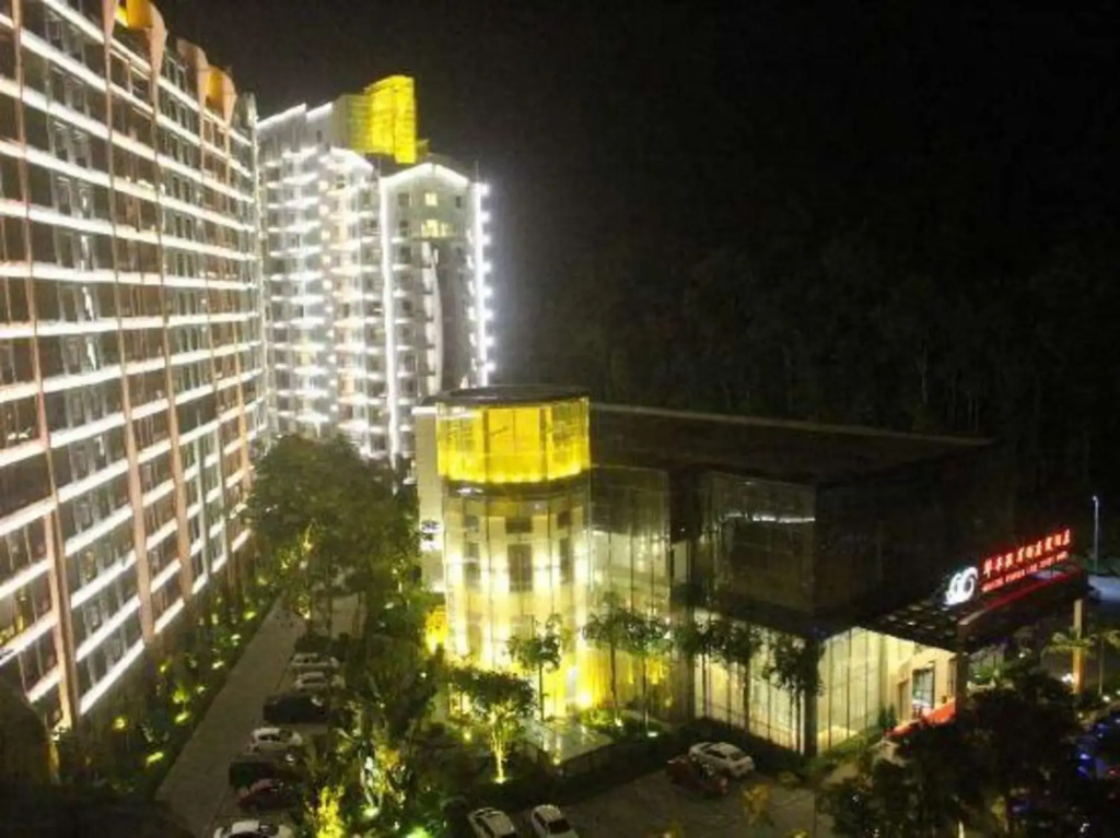 Huafeng Peacock Lake Hotel & Resort