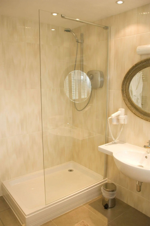 Apartment - Sleeps 4 - Parking - Balcony - Garden