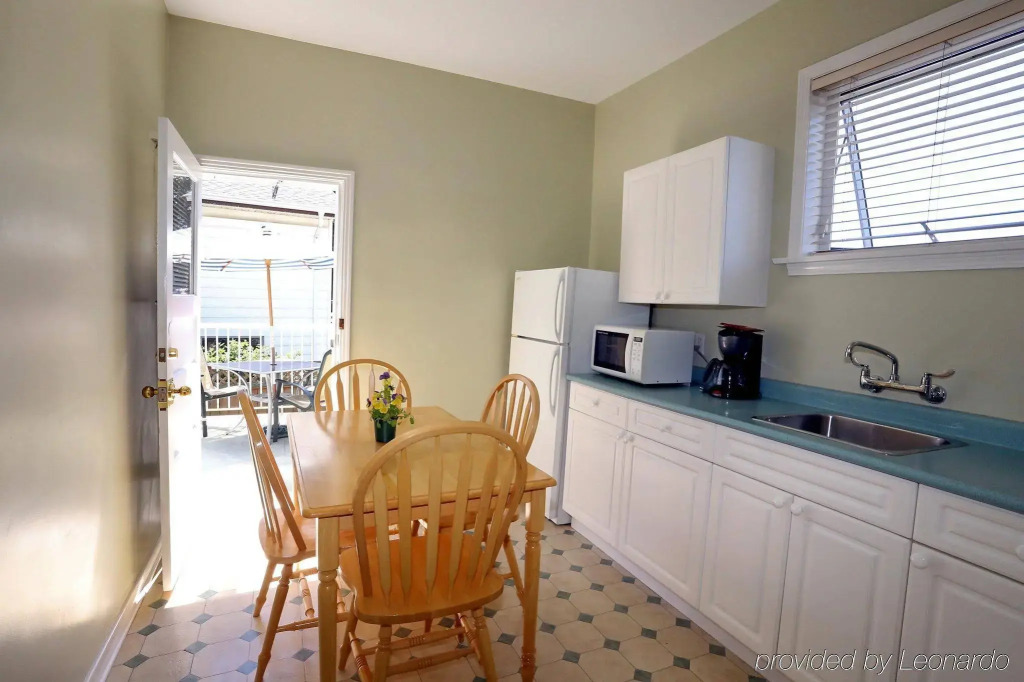 James Bay Inn Hotel, Suites & Cottage