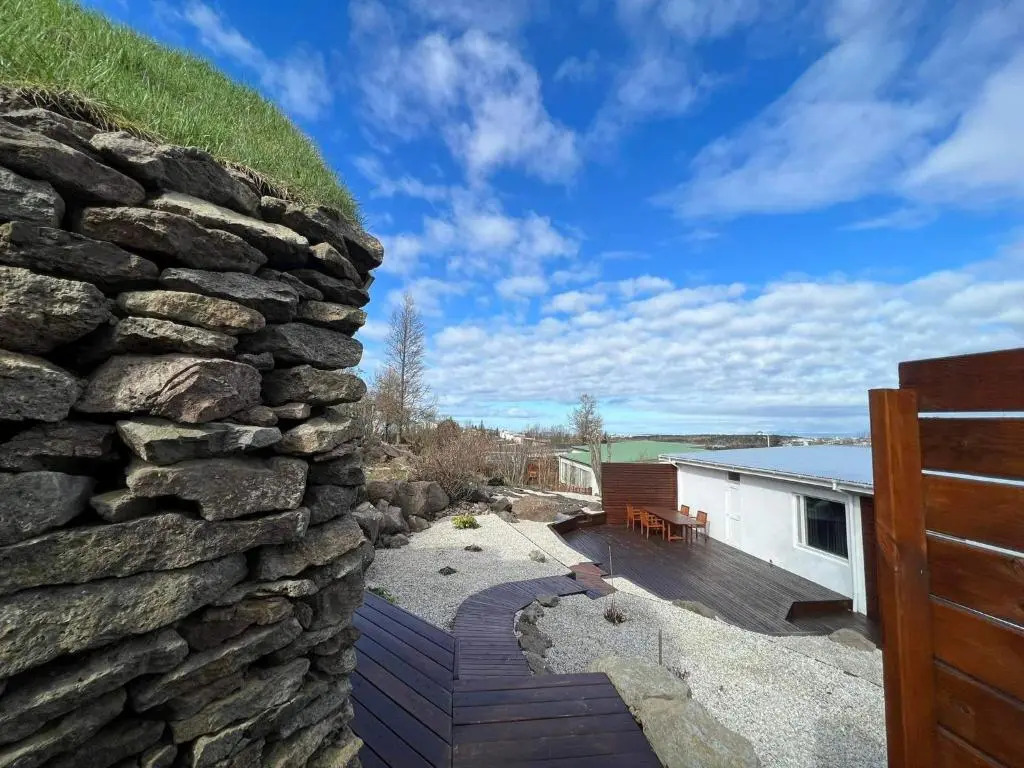 ICELAND SJF Villa, Hot tub & Outdoor Sauna Amazing Mountains and City View Over Reykjavík