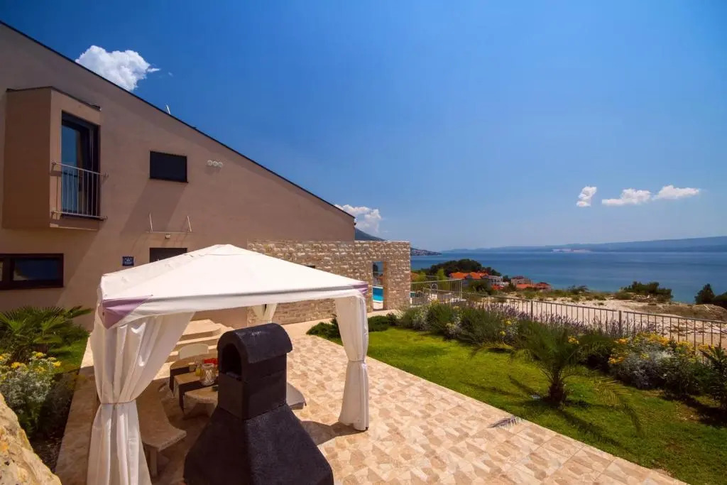 Villa Oslo - luxury place with sea views & heated pool, 300m far from sandy beach