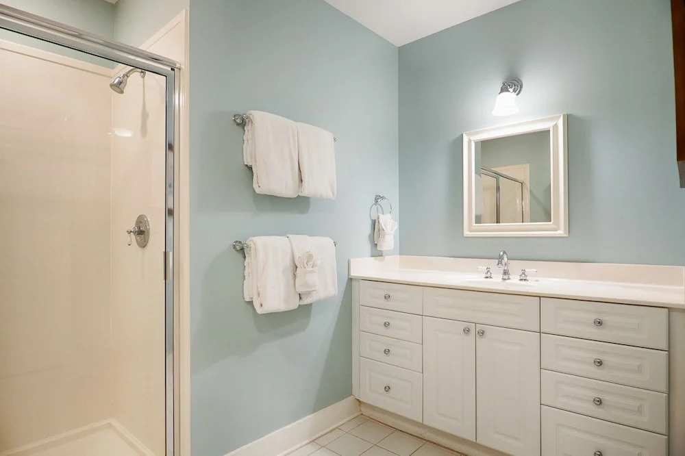 Waterscape A603 - 3 Br condo by RedAwning